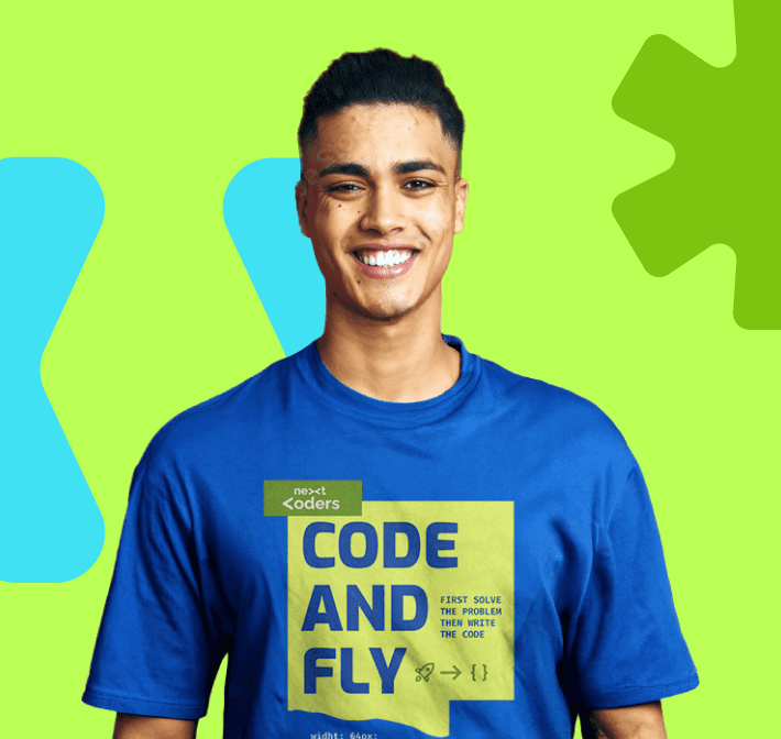 Homem jovem vestindo a camiseta oficial "Code and Fly" do kit de boas vindas aos alunos da plataforma Next Coders. 