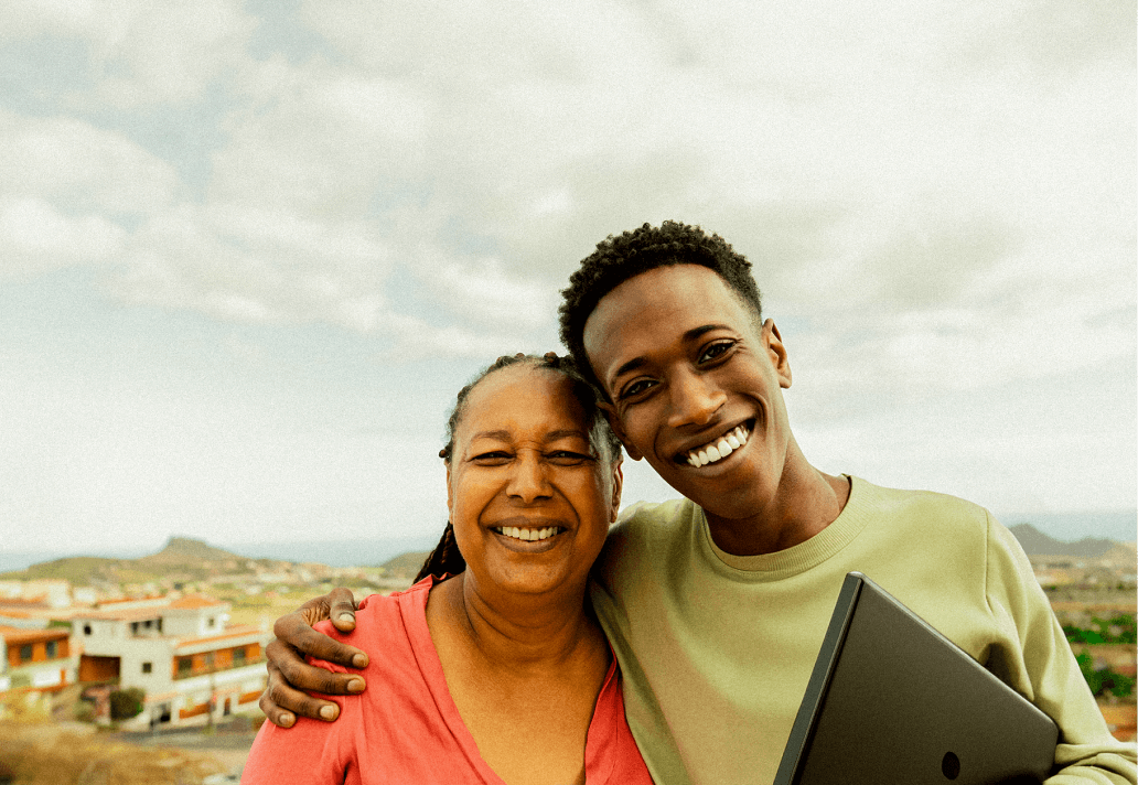 Garoto estudante de tecnologia e sua mãe em uma comunidade periférica de são paulo